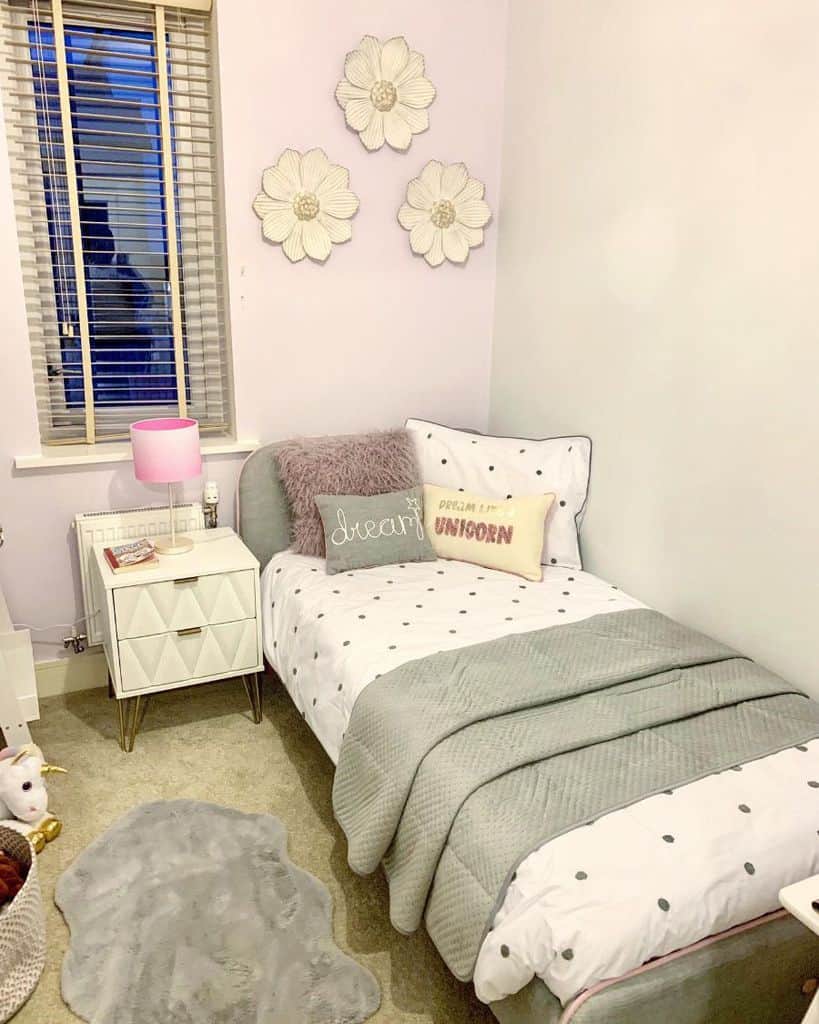 small girls bedroom with flower wall decal 
