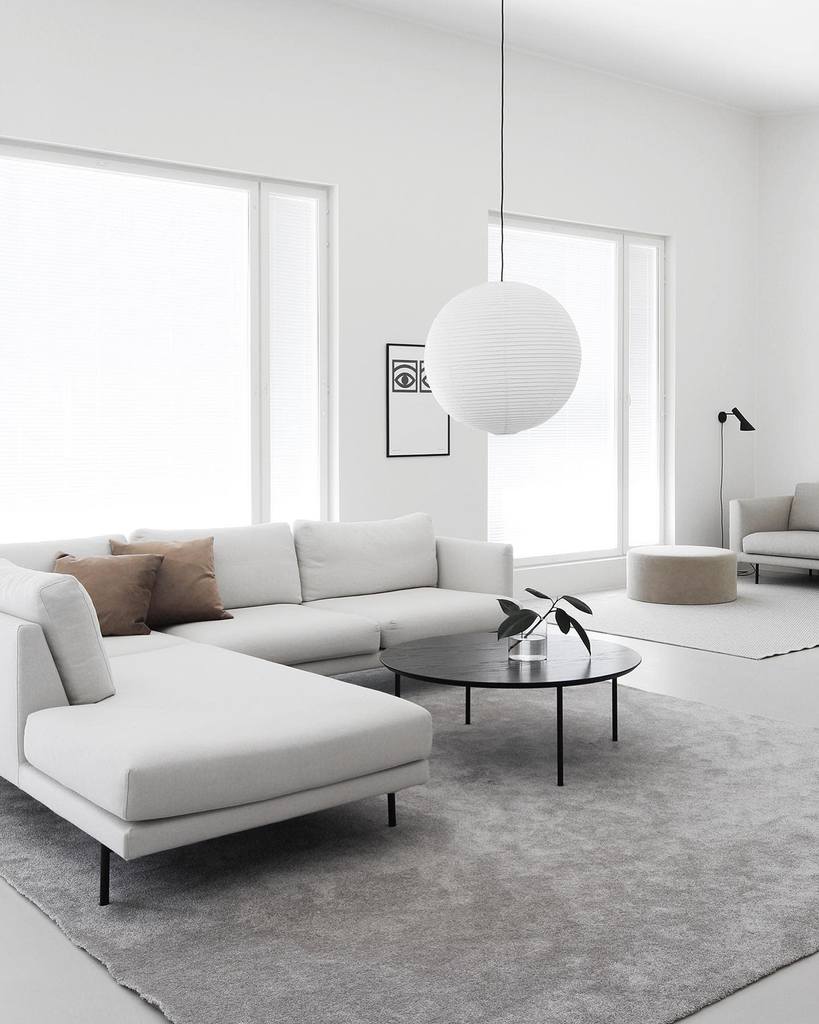 minimalist living room white sofa black round tabel