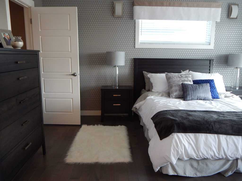 print bedroom wallpaper black wood furniture wood floors