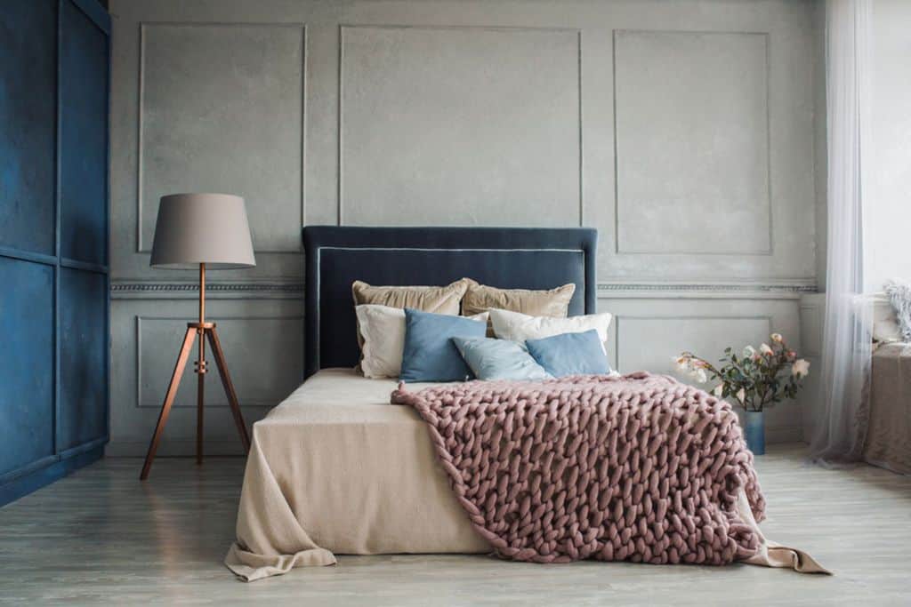 luxury minimalist bedroom bronze lamp flowers
